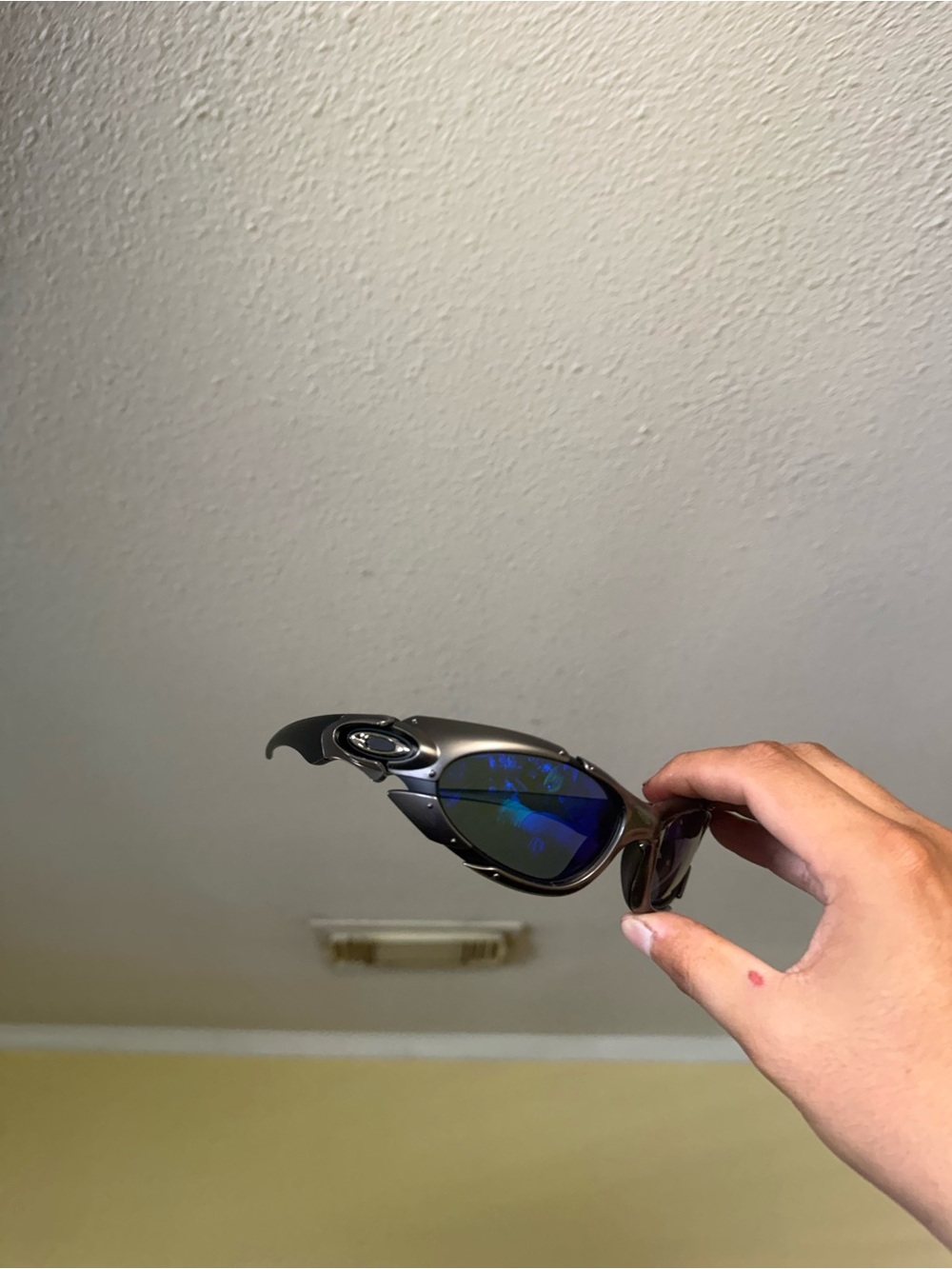 Oakley Metallic Gunmetal Frame Blue Mirrored Lens Sunglasses oak